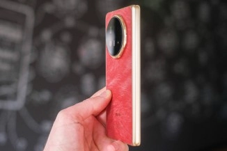 Red Honor Magic V6 held in hand.