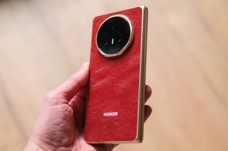 Red Honor Magic V6 smartphone held in hand.