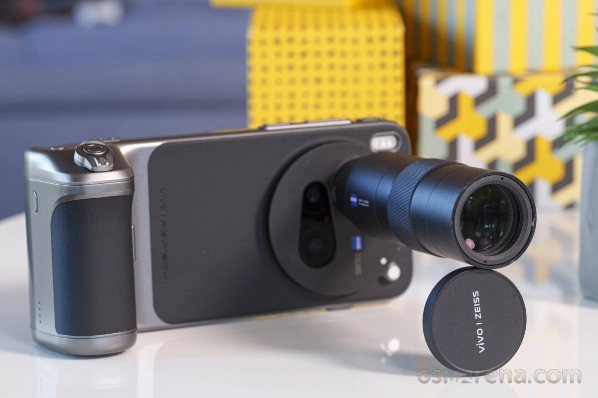 vivo X300 Ultra with dual lens teleconverter kit