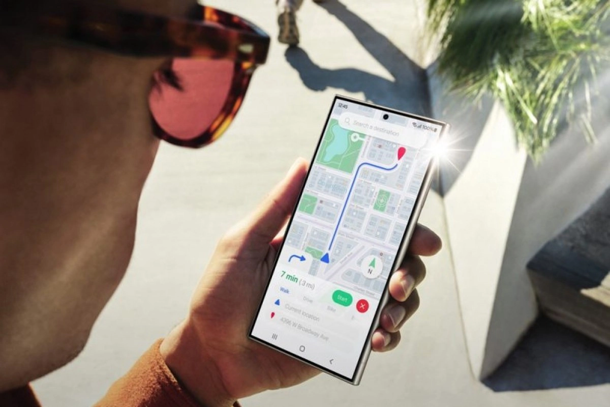 Samsung S26 Ultra navigation app on screen.