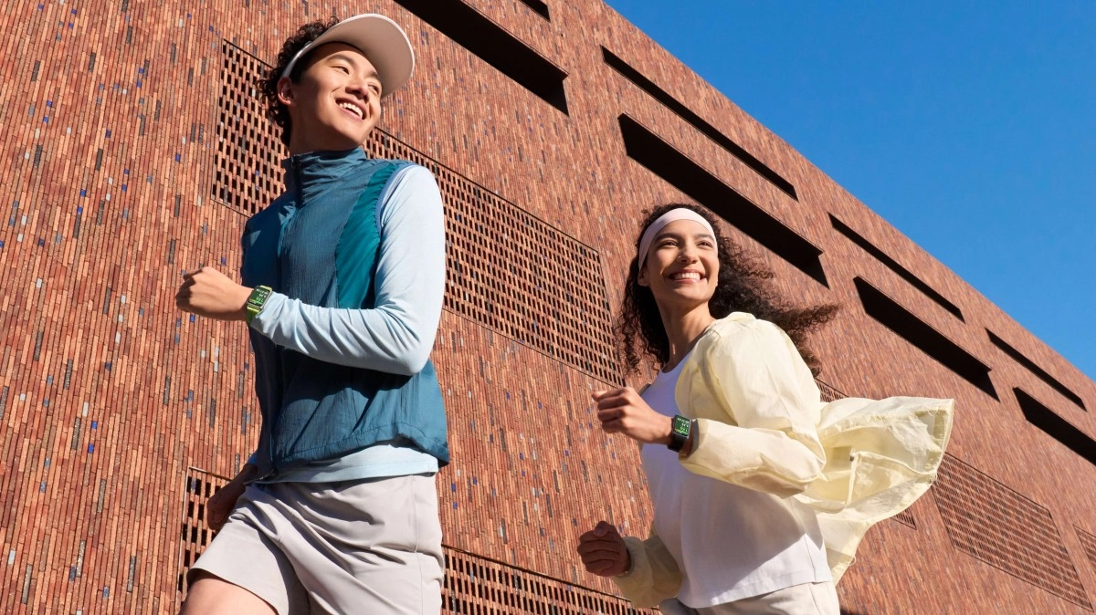 Happy runners wearing Huawei Band 11 smartwatches.