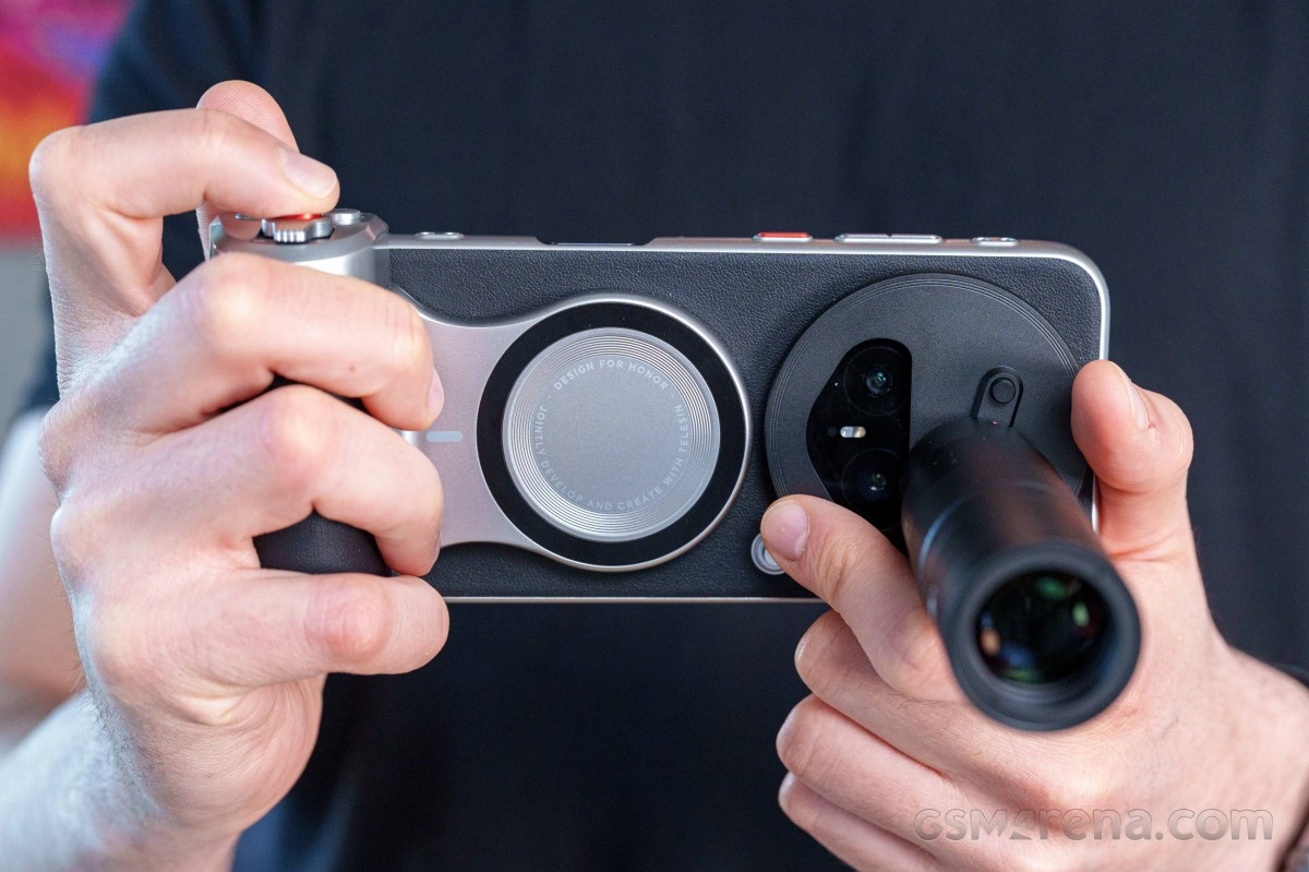 Honor Magic8 Pro imaging kit attached to phone.