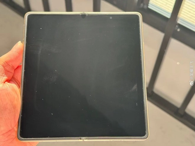 Honor Magic V6 crease-less display.