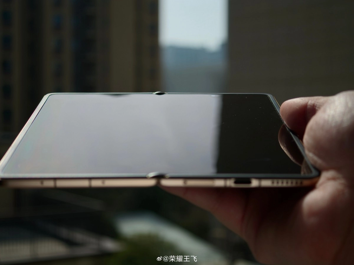 Honor Magic V6 with crease-less foldable display.