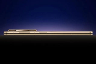 Honor Magic V6 side profile, gold color