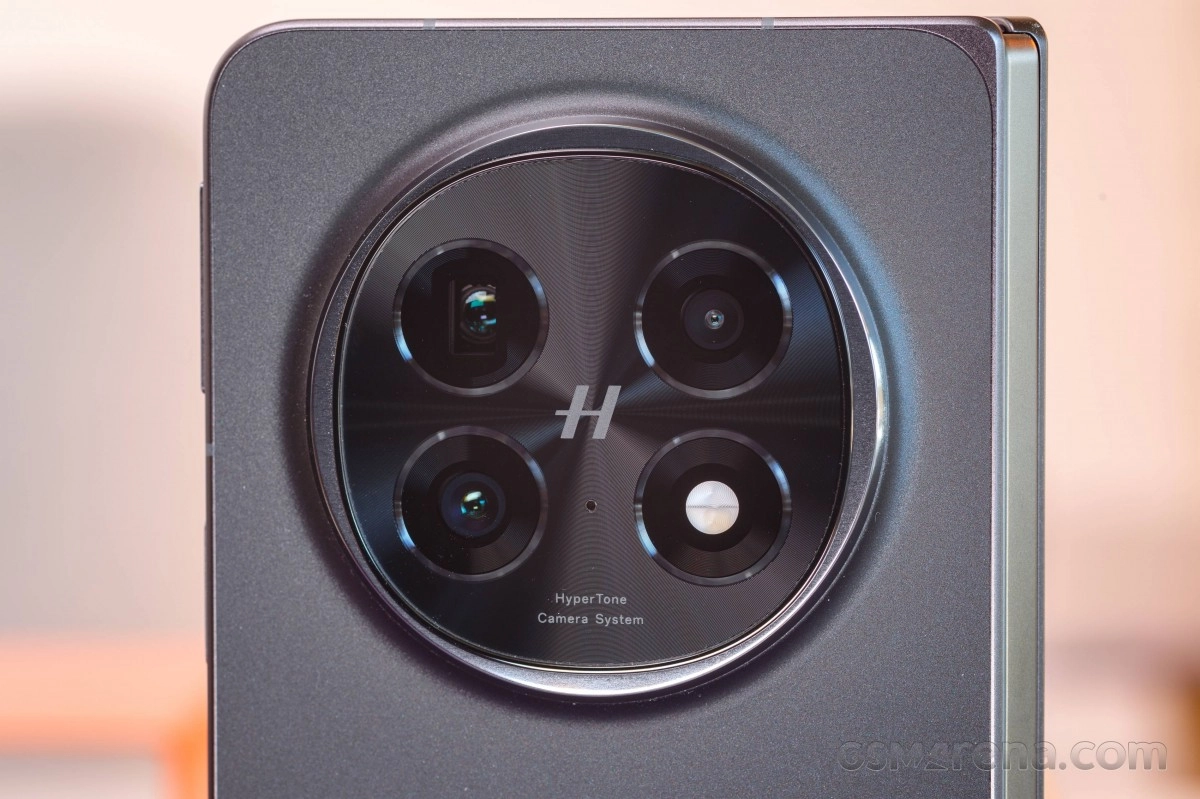 Oppo Find N6 200MP camera system rear view.