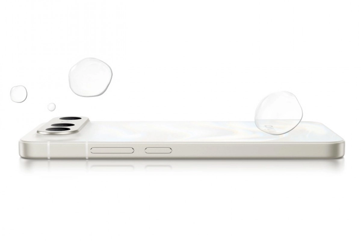 White vivo X300 FE with water droplets