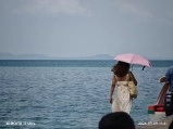 Phu Quoc woman, pink umbrella, Xiaomi 17 Ultra.