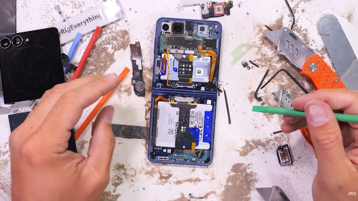 Galaxy Z Flip 8 battery internal components revealed.