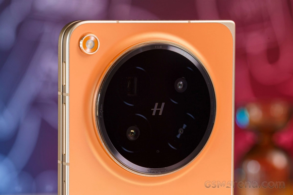 Oppo Find N6 orange 200MP rear camera