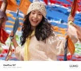 OnePlus 15T camera sample of woman with flags.