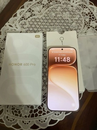 Honor 600 Pro phone and box live images.