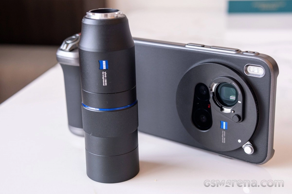 vivo X300 FE camera module with Zeiss teleconverter lens