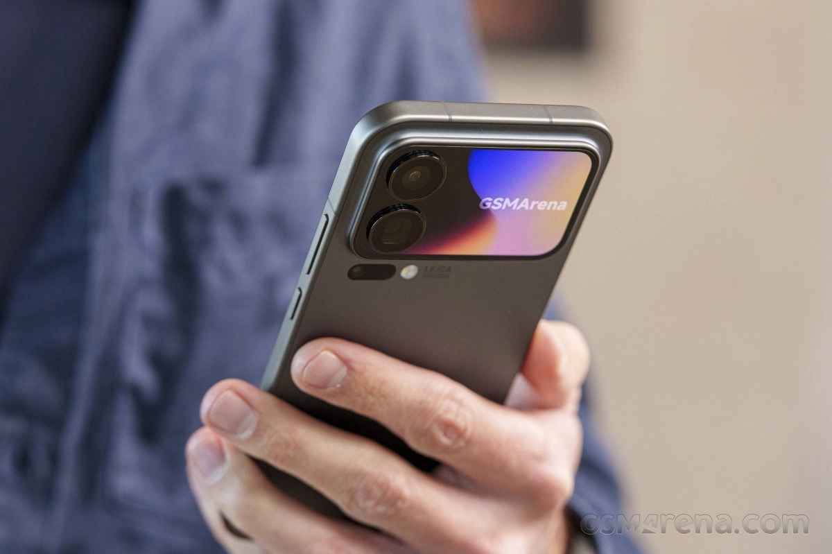 Xiaomi 18 Pro Max phone back camera detail.