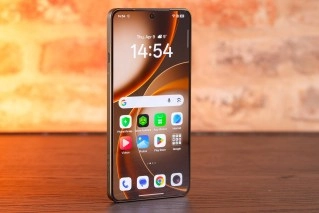 Oppo Find X9s phone with colorful wallpaper.