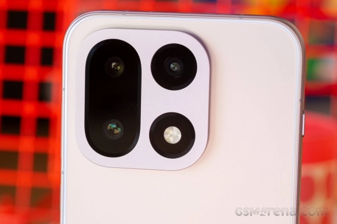 OnePlus 16 reported triple camera module.