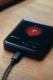 Motorola Razr 70 Ultra charging at 7%.