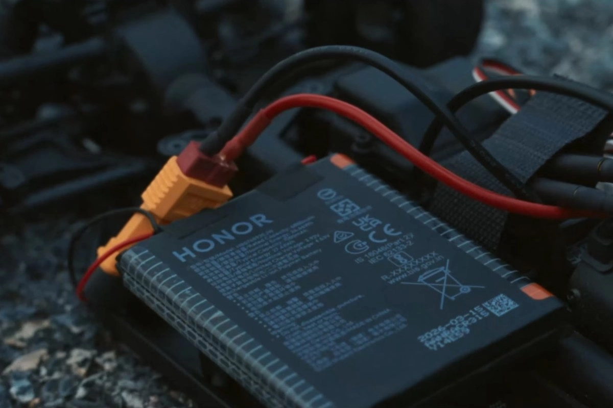 Honor 600 smartphone battery connected for testing