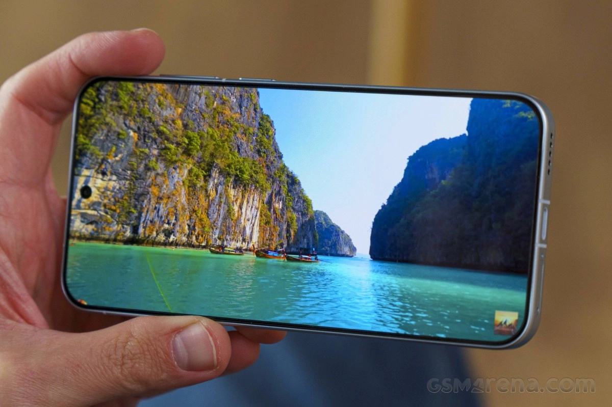 vivo X500 screen displaying tropical bay landscape