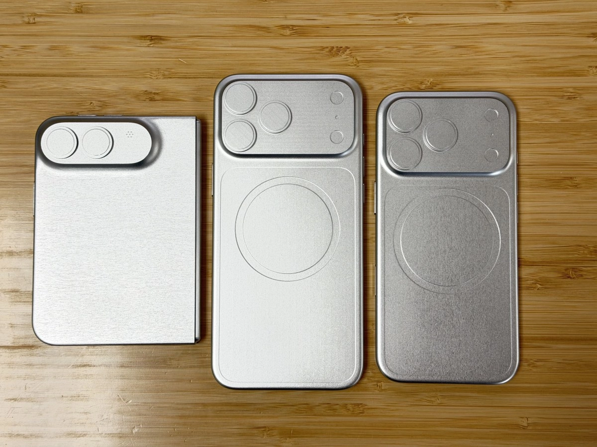 iPhone 18 dummy units showing camera and MagSafe designs.