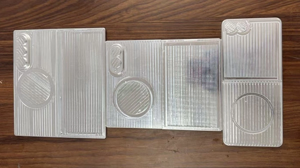 Galaxy Z Fold8, Fold8 Wide, Flip8 dummy units appear.