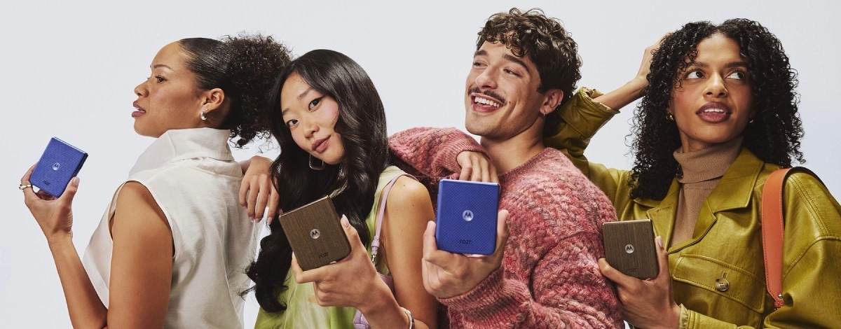 Motorola Razr 70 phones in blue and brown.