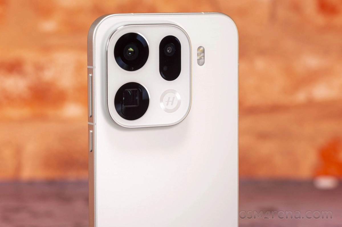 Oppo Find X10 Pro Max rear camera detail.