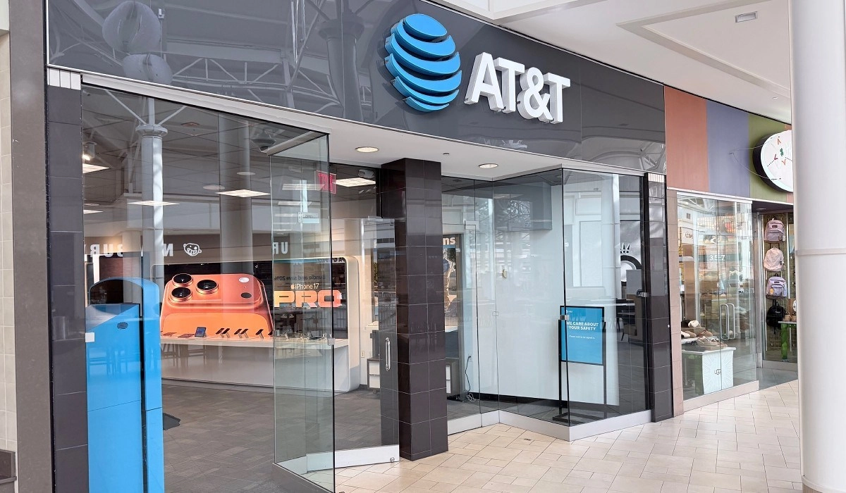 AT&T store storefront with new fee announcement.