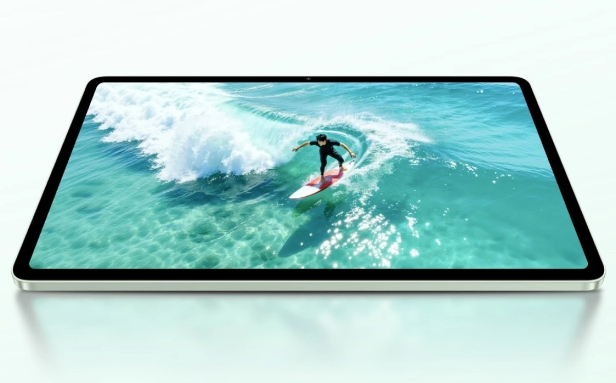 Honor Pad 20 with surfer on screen.