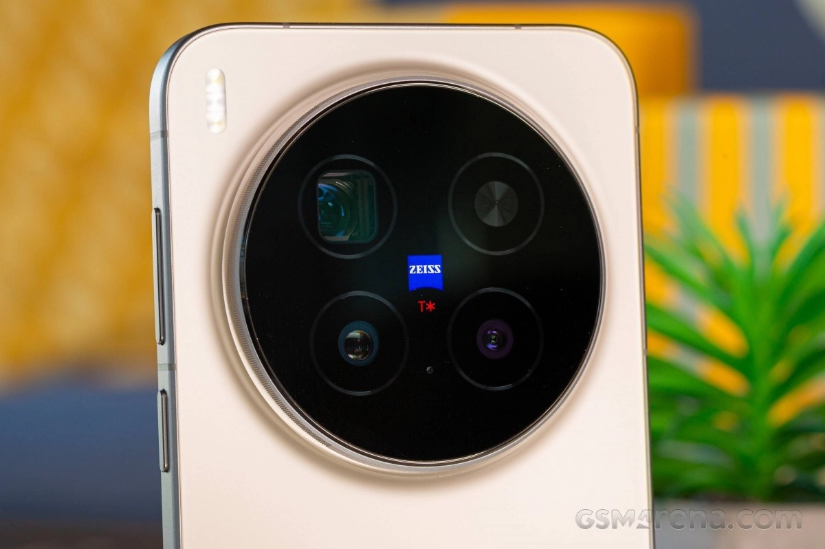 vivo X500 Pro quad camera system with ZEISS branding