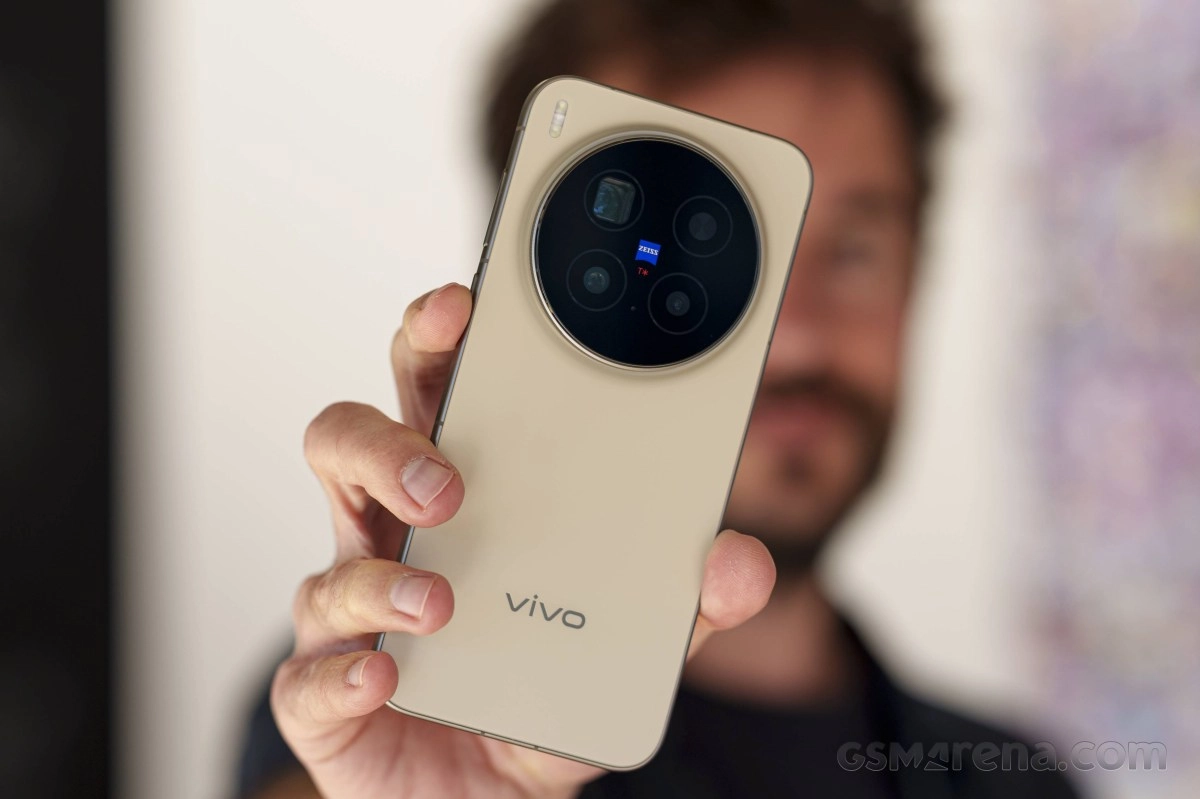 vivo X500 Pro Max gold rear camera detail