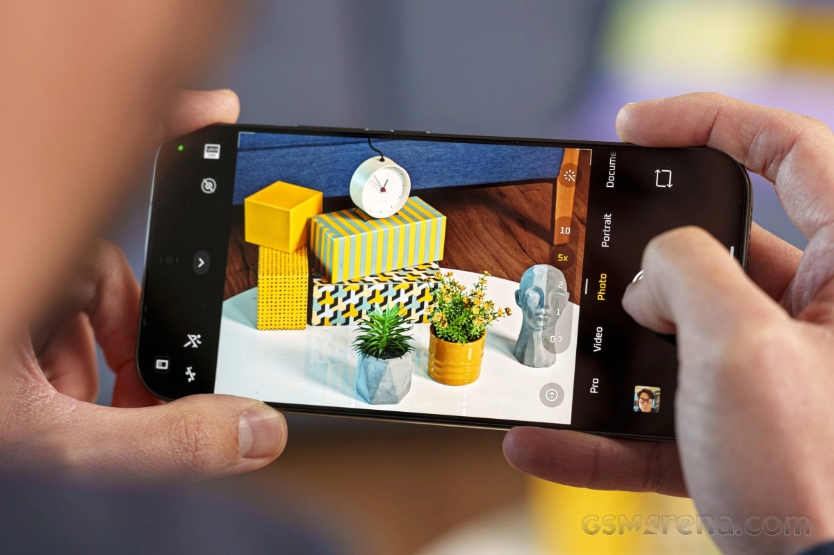 Xiaomi 18 Pro Max camera UI with zoom options.