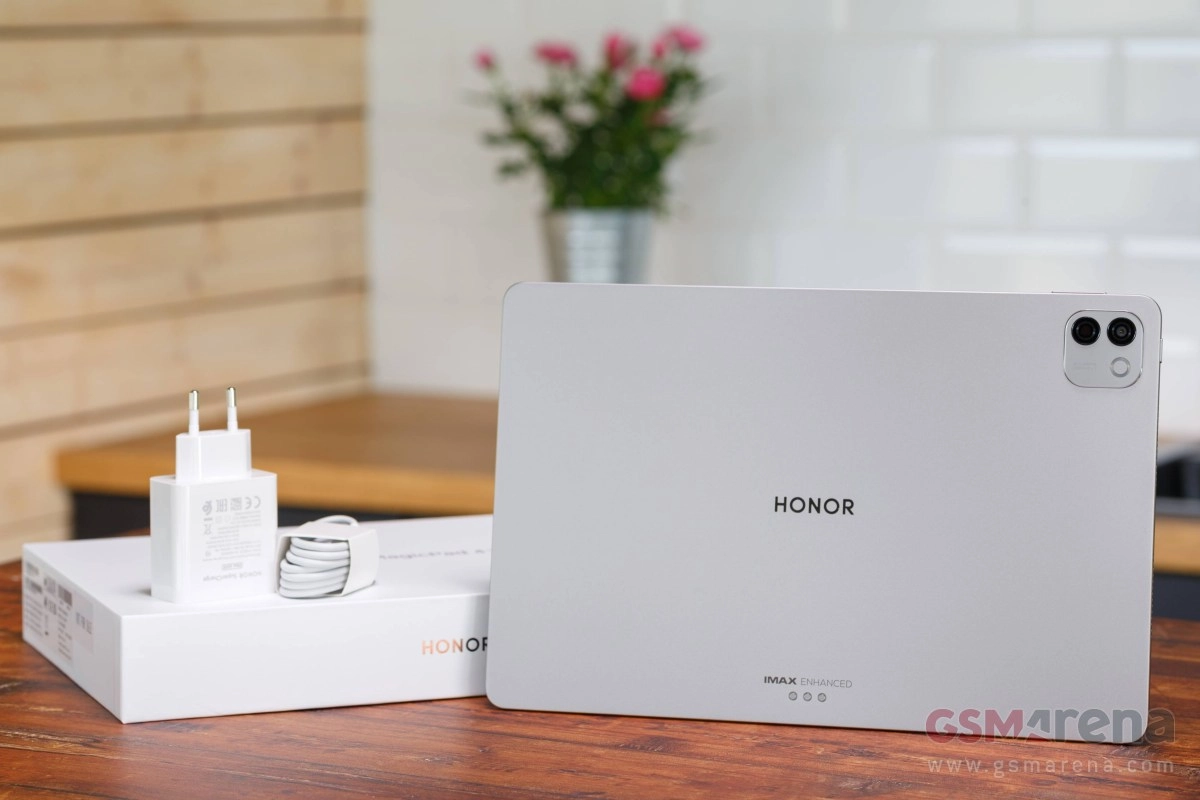 Honor MagicPad4 tablet with charger and box.