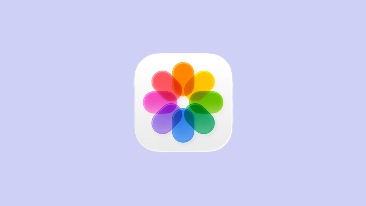 Apple Photos app icon with colorful petals.
