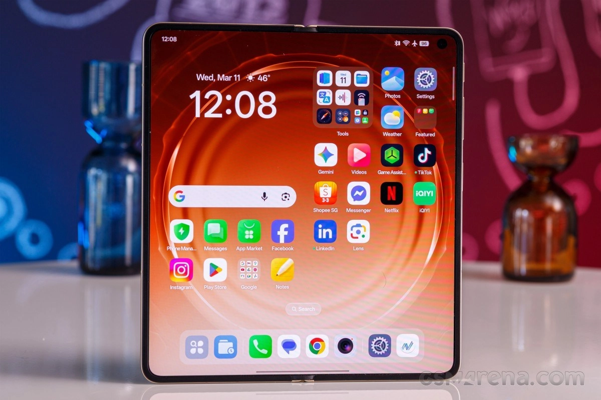 Oppo foldable phone screen with app icons.