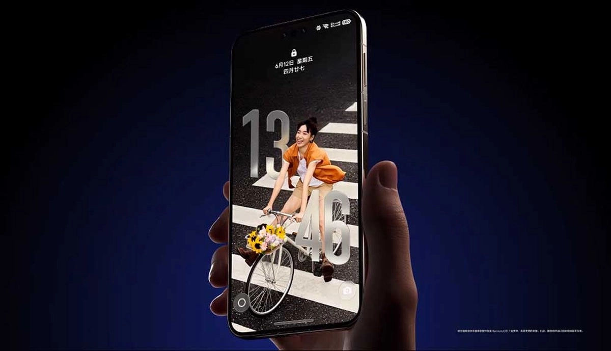 Huawei HarmonyOS 7 lock screen showing glass effects.