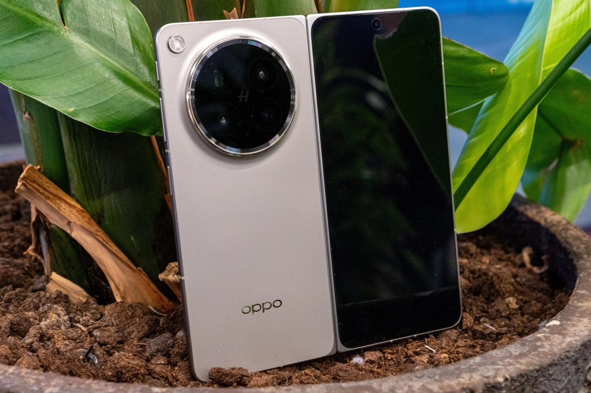 Oppo Find N7 foldable phone camera design detail.