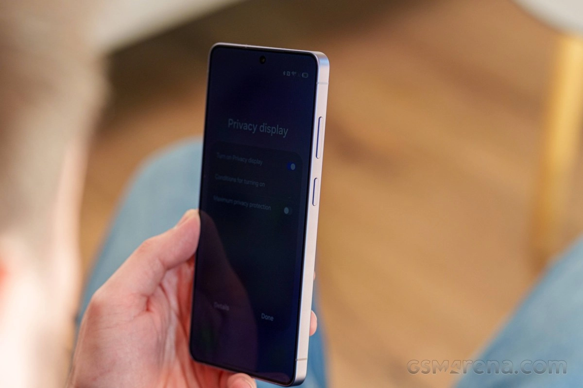 Xiaomi 13 Pro privacy display settings on screen.