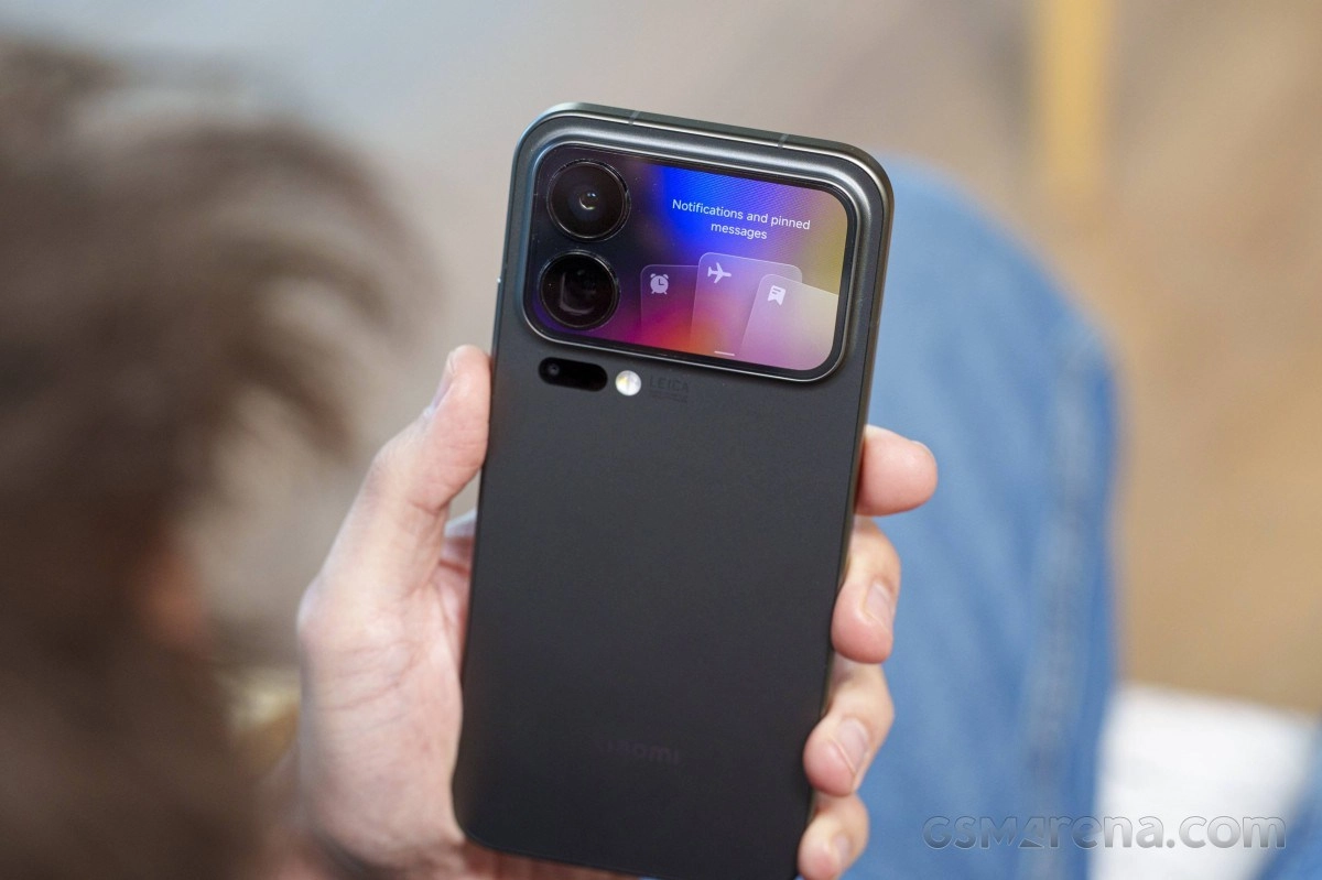 Xiaomi 18 Pro back display showing notifications.