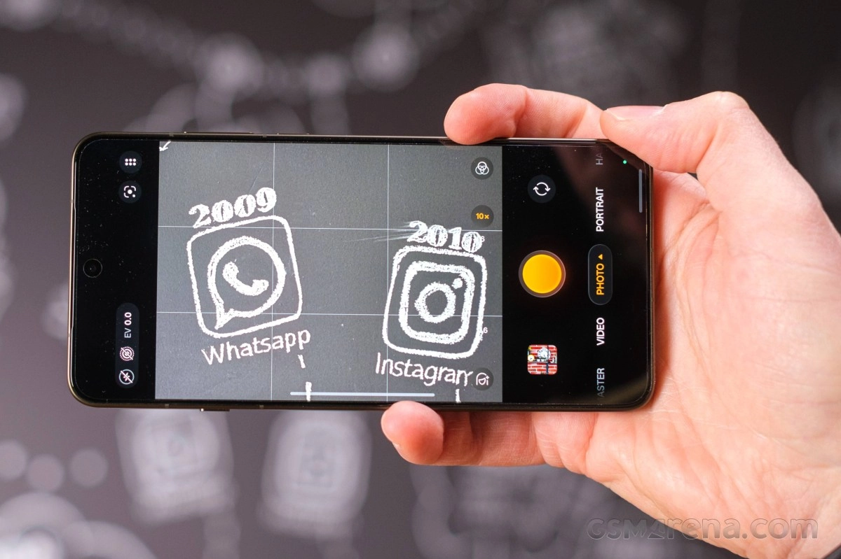 Smartphone camera app showing WhatsApp and Instagram logos.