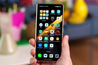 Honor Magic V6 phone screen with app icons.