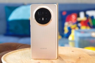 Honor Magic V6 gold phone rear camera module.