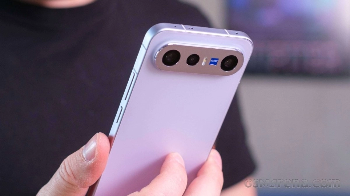 Purple vivo X300e with ZEISS camera, held.