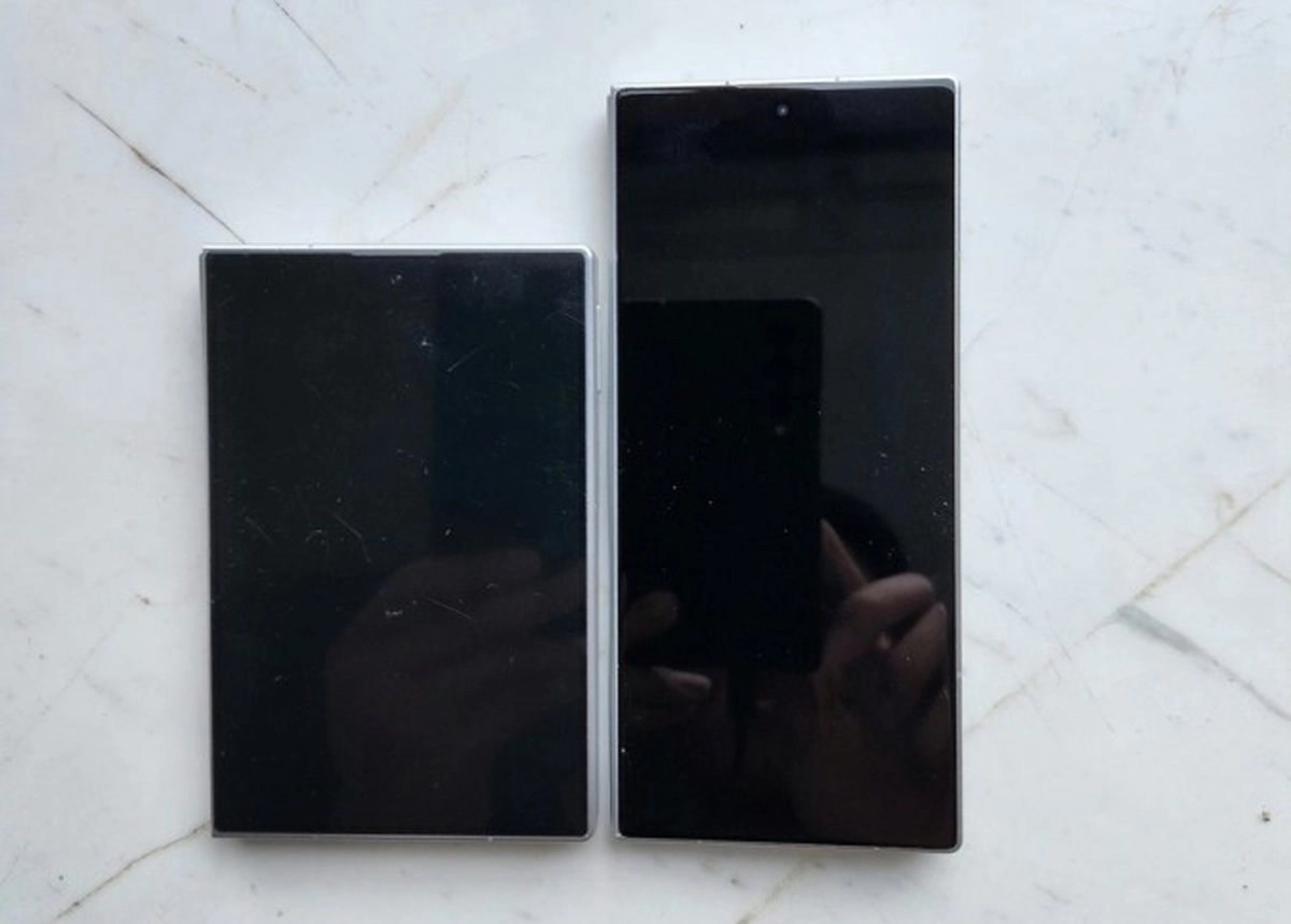 Two Samsung fold phones side-by-side.