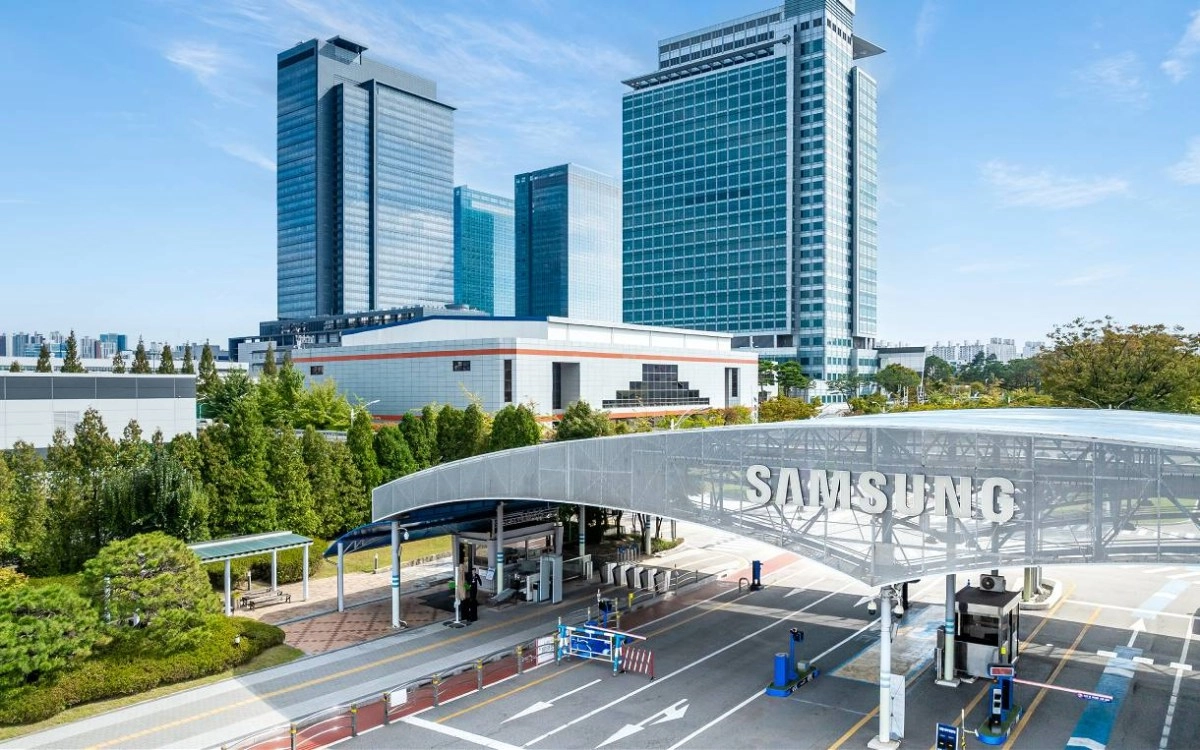 Samsung headquarters buildings and main entrance gate.