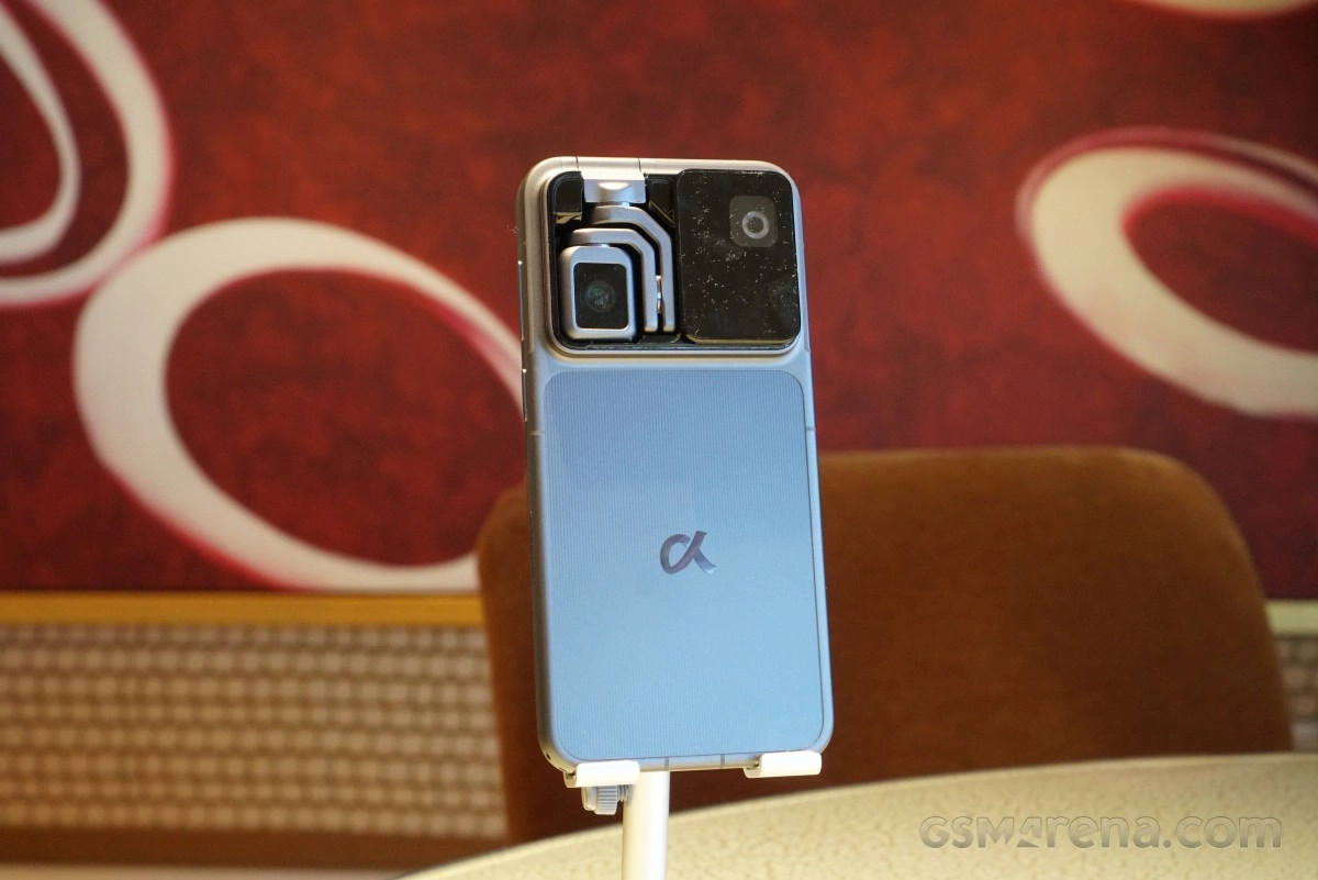 Honor Robot Phone with unique pivoting camera.