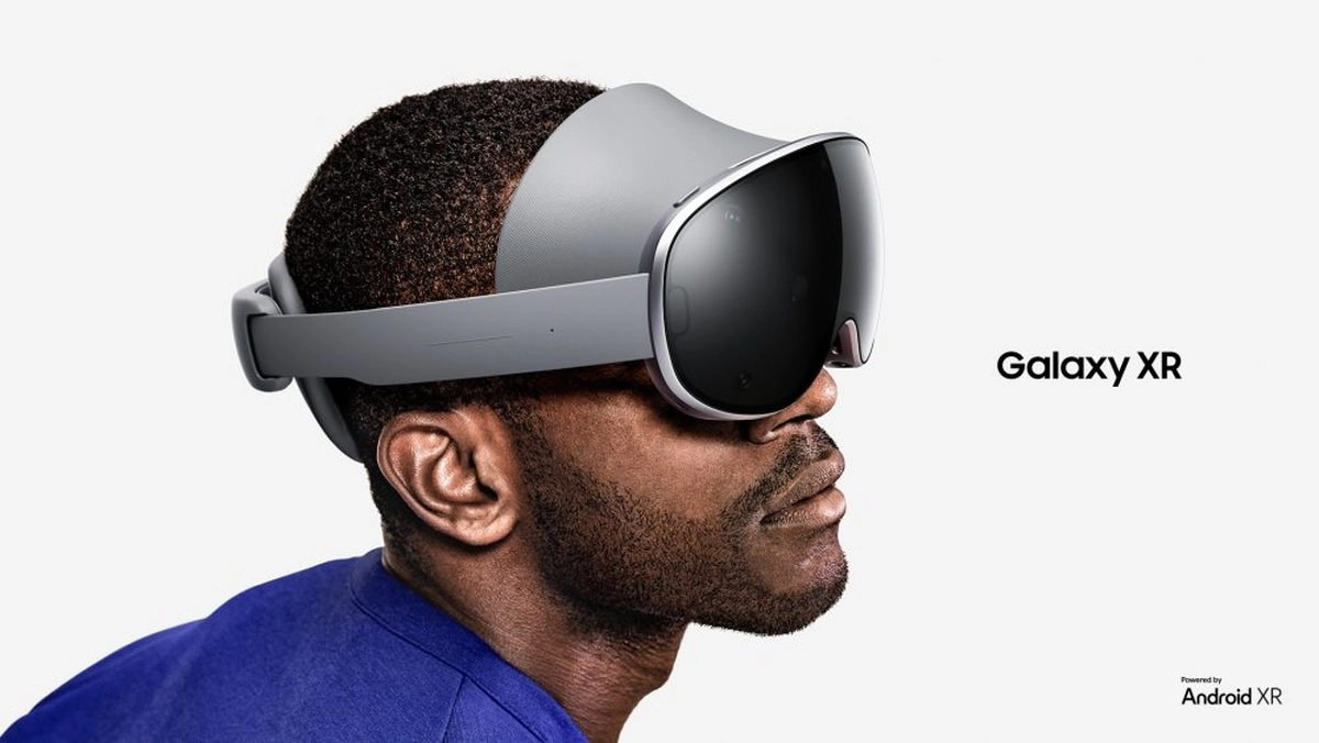 Man wearing Samsung Galaxy XR headset.