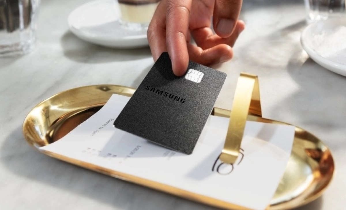 Samsung Galaxy Card on gold tray with receipt.