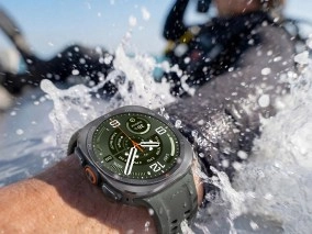 Samsung Galaxy Watch Ultra2 on wrist in water.
