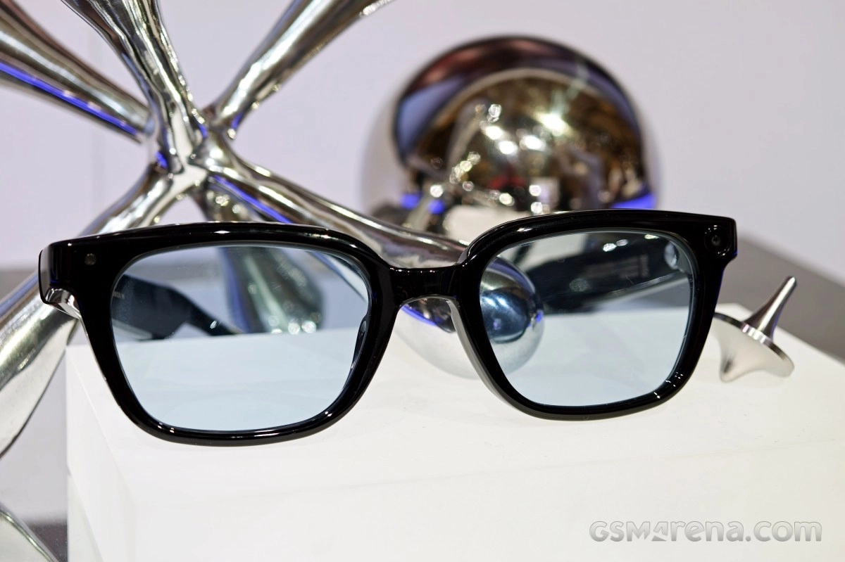Samsung smart glasses with camera.